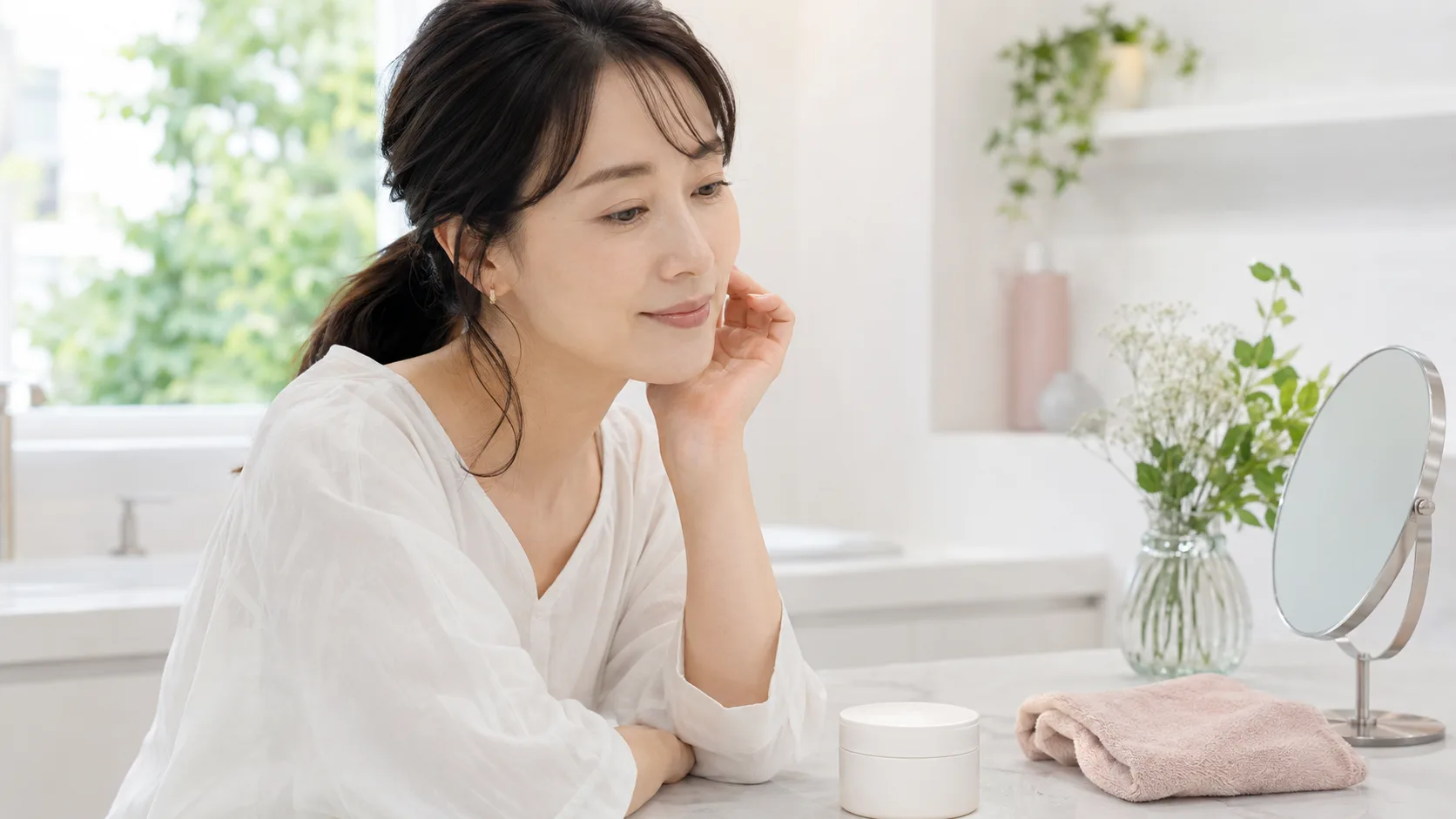 オールインワン系スキンケアを検討する日本人女性のイメージ