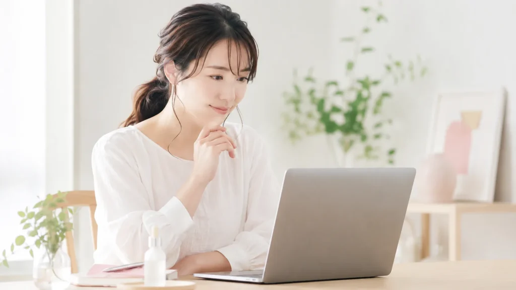 公式サイトでスキンケア商品の使い方や販売条件を確認する女性のイメージ