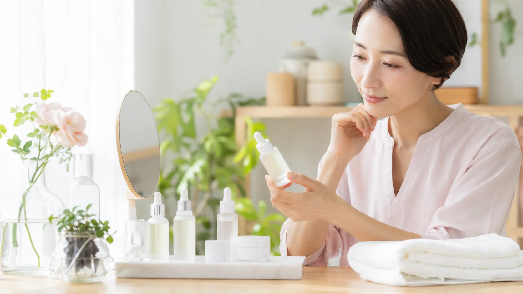 オーガニック系スキンケアを検討する女性向けの清潔感あるイメージ