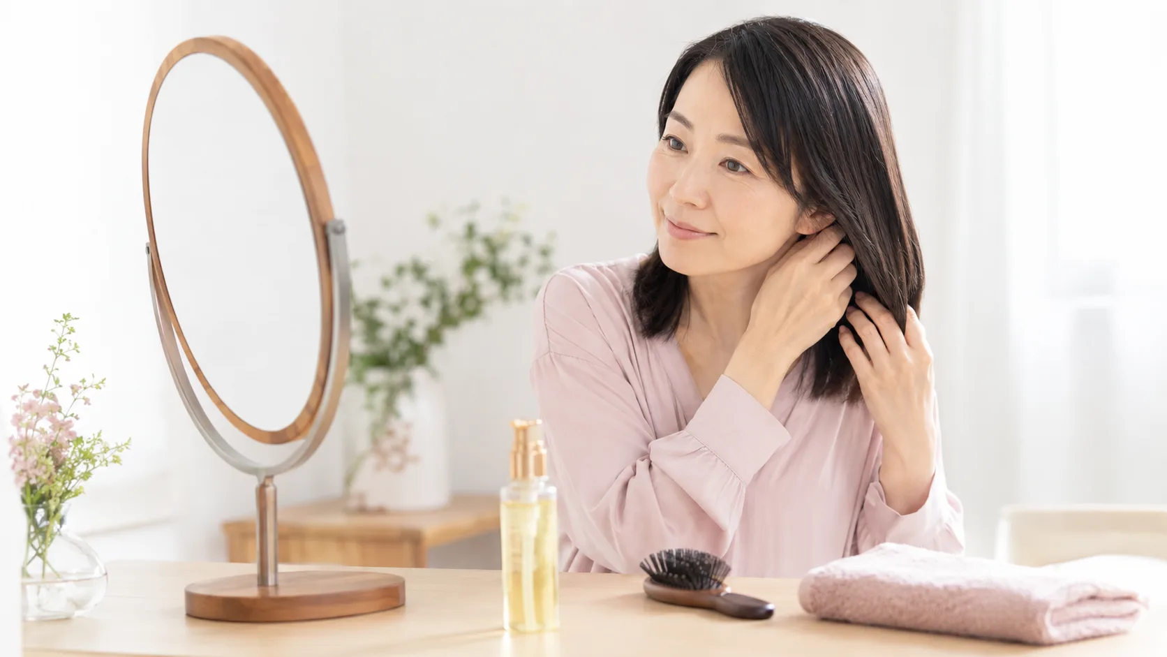 ヘアオイルを検討する女性向けの清潔感あるイメージ