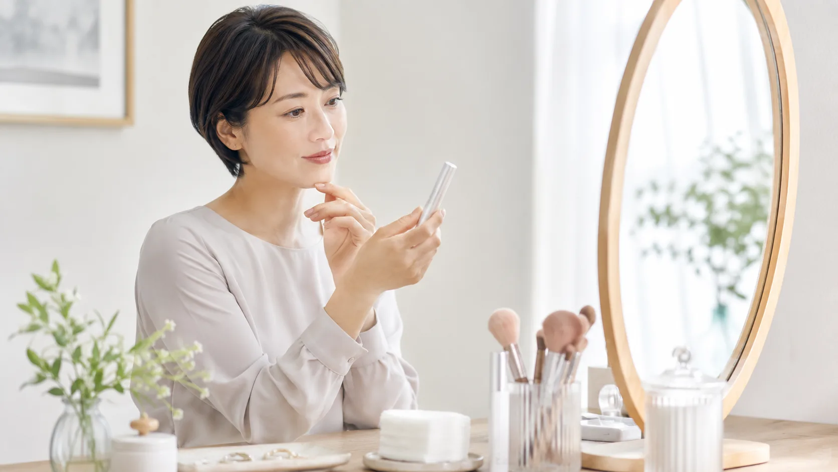 まつ毛美容液を検討する女性向けの清潔感あるイメージ