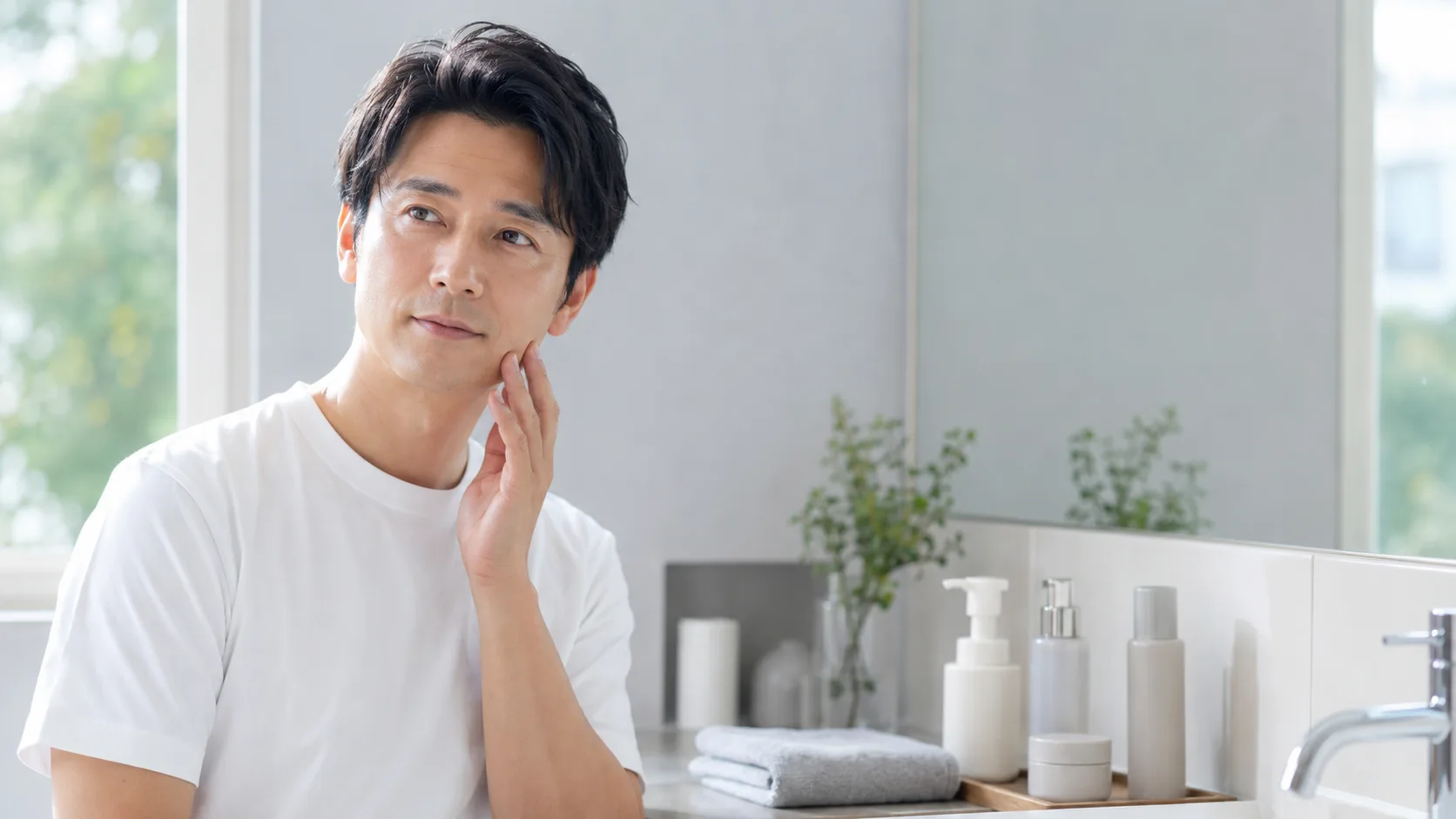 男性向け目元ケアを検討する日本人男性のイメージ