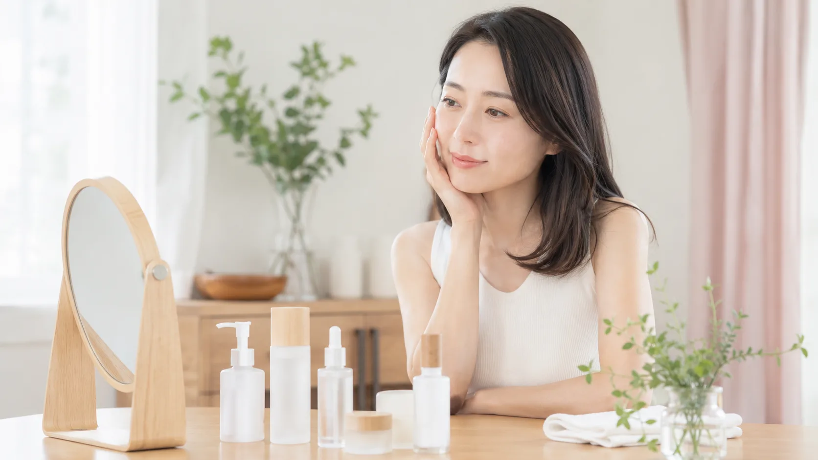 国産オーガニック系スキンケアを検討する日本人女性のイメージ