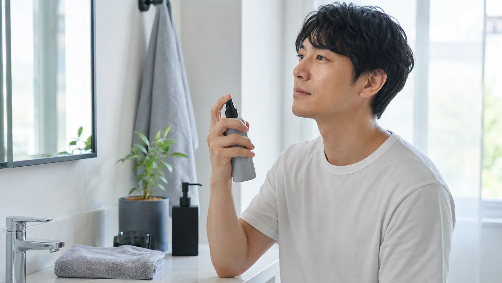 メンズスキンケア用オールインワンミストを検討する男性向けのイメージ