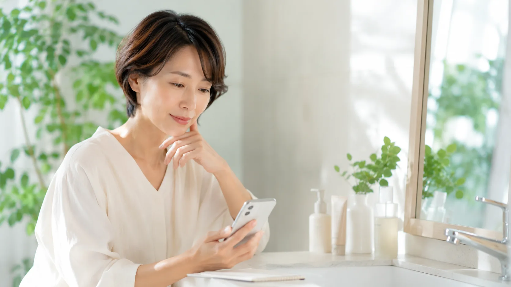 スキンケアのトライアル内容を検討する40代前後の女性