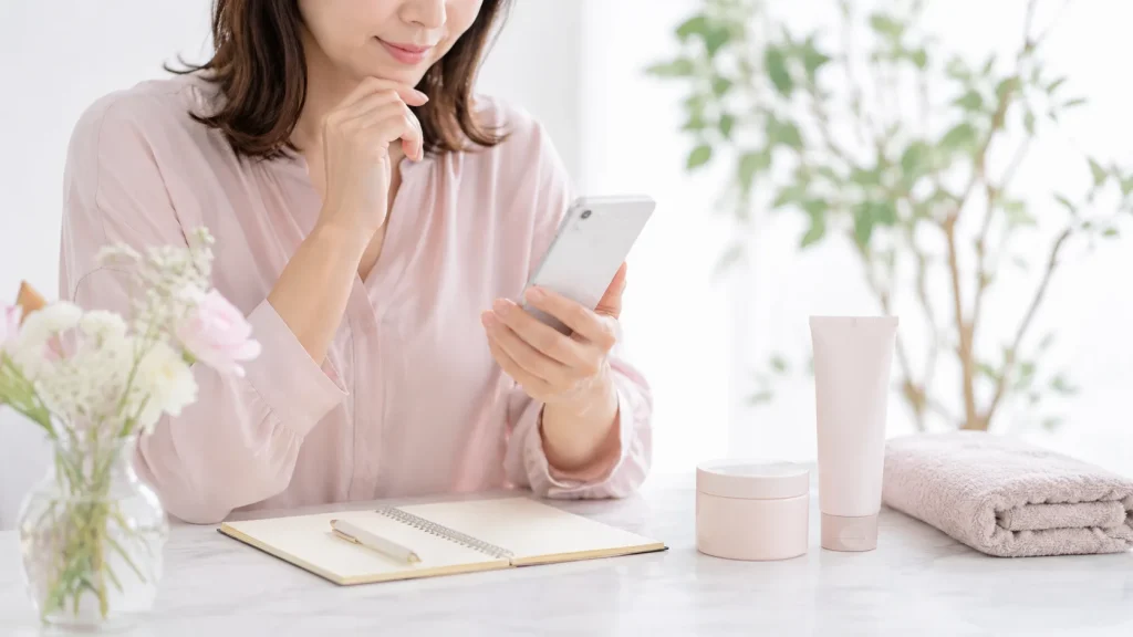 ボディケア商品の口コミを確認する女性の手元