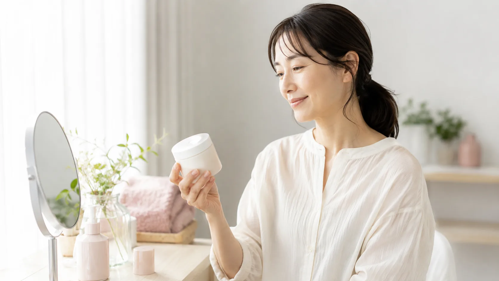 ボディケア商品を検討する女性向けの清潔感あるイメージ