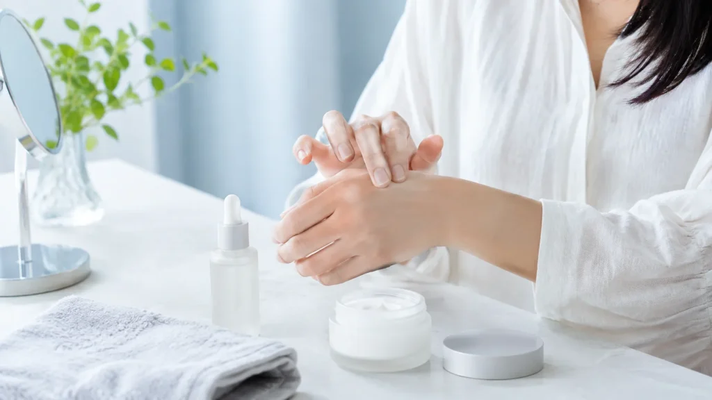 スキンケアの使用感やテクスチャーを確認するイメージ